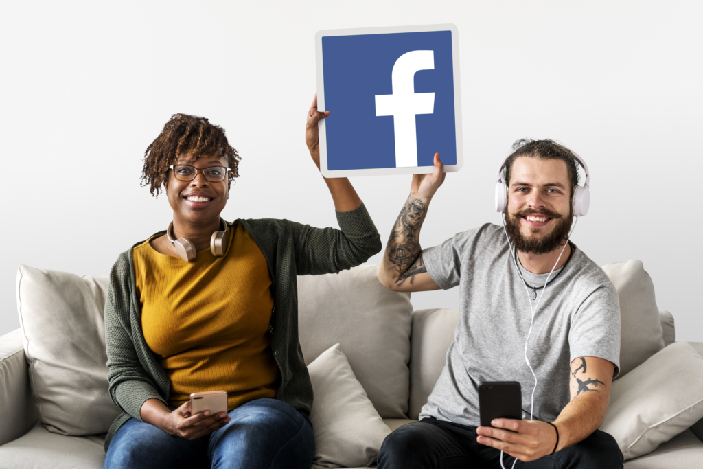 couple-showing-facebook-icon
